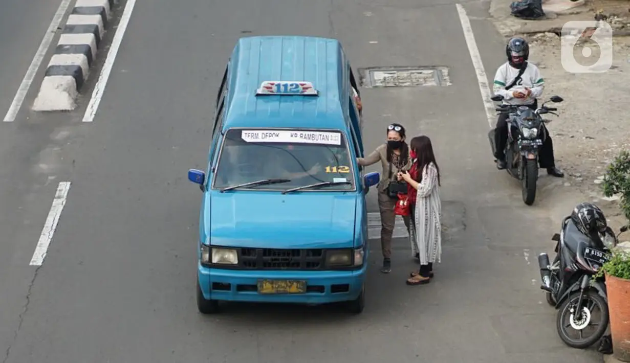 Angkutan umum melintas di sekitar Terminal Depok, Jawa Barat, Kamis (14/5/2020). Kepala Sub Bagian Tata Usaha Terminal Terpadu Depok Reynold Jhon mengatakan, pengguna angkutan umum di Terminal Terpadu Depok mengalami penurunan 10-20 persen selama pemberlakuan PSBB. (Liputan6.com/Immanuel Antonius)