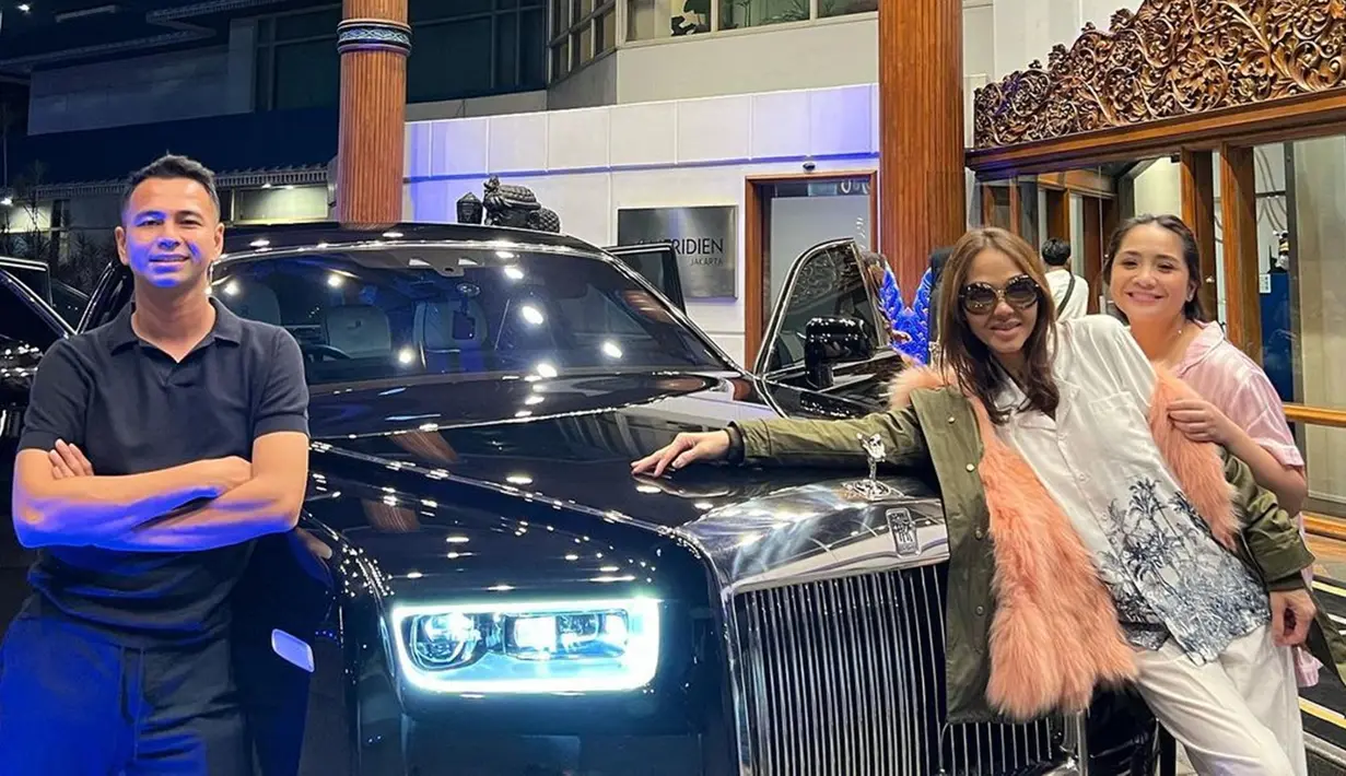 Raffi dan Nagita ternyata mengikuti keseruan tingkah Bunda Corla yang aktif di media sosial itu. Raffi pun mengantar Bunda Corla menggunakan mobil mewahnya. Corla bercerita bahwa dulu ia pernah bertemu dengan Raffi. Tepatnya di sebuah lokasi syuting, kala itu Raffi masih syuting bersama mendiang Olga Syahputra. (Liputan6.com/IG/@raffinagita1717)
