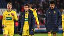 Para pemain FC Nantes tampak lesu usai ditaklukkan Paris Saint-Germain (PSG) pada laga semifinal Piala Prancis 2019 di Stadion Parc des Princes, Rabu (3/4). PSG menang 3-0 atas FC Nantes. (AFP/Franck Fife)