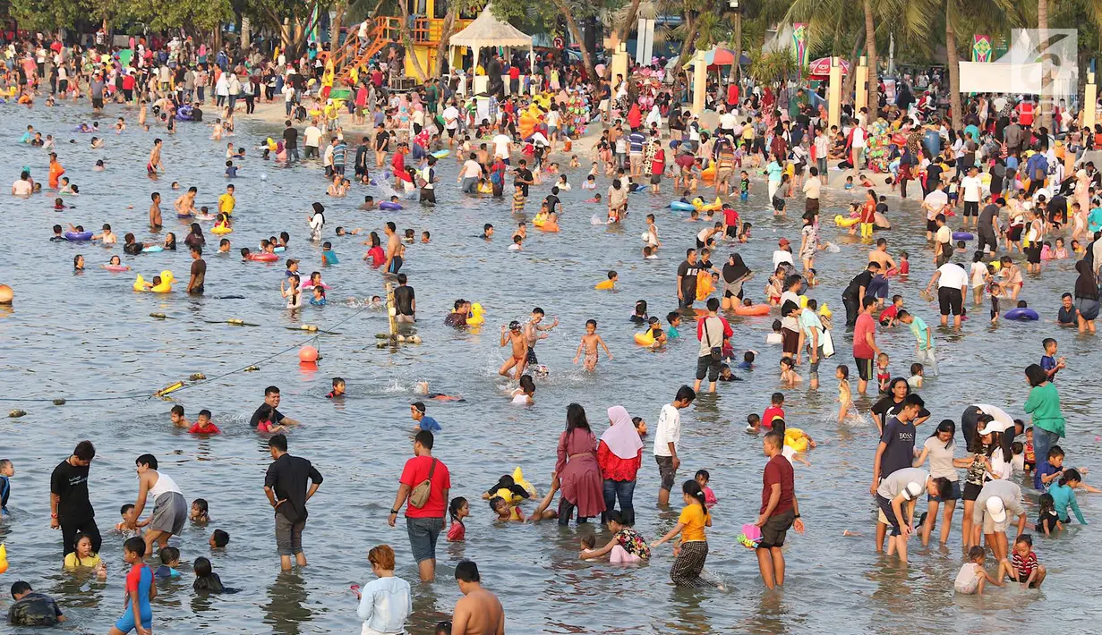 Suasana kawasan wisata Pantai Karnaval Ancol, Jakarta, Sabtu (16/6). H+1 libur Lebaran, jumlah pengunjung di Ancol mencapai 88.143 orang. (Liputan6.com/Immanuel Antonius)