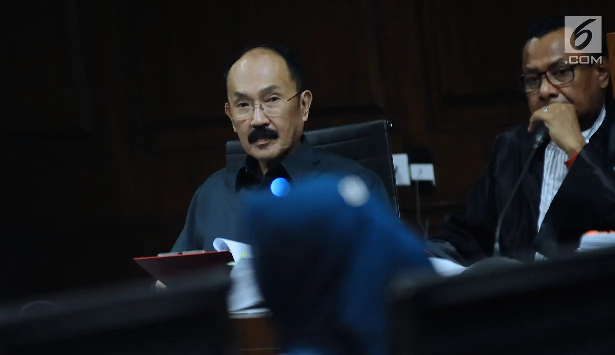 Terdakwa kasus dugaan merintangi penyidikan dugaan korupsi e-KTP, Fredrich Yunadi menyimak keterangan saksi saat sidang lanjutan di Pengadilan Tipikor, Jakarta, Kamis (15/3). Sidang mendengarkan keterangan saksi. (Liputan6.com/Helmi Fithriansyah)