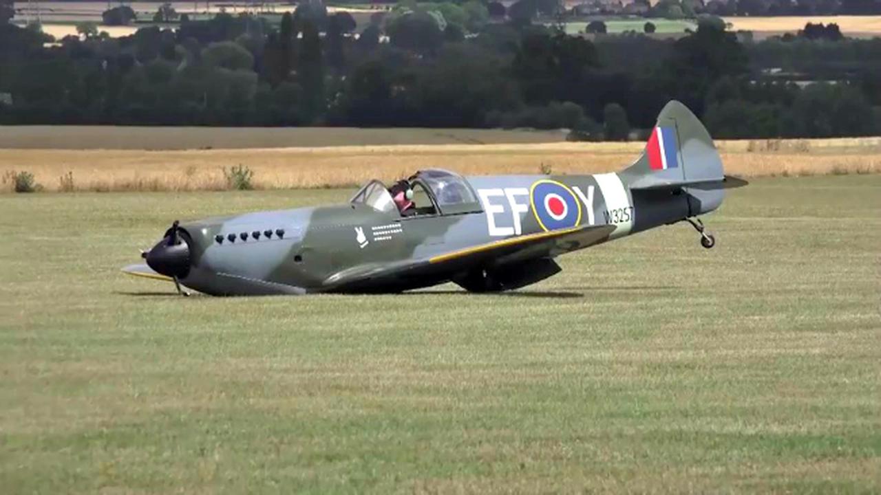 Replika Pesawat Terbang Dunia II Mendarat Tanpa Roda