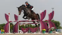 Atlet berkuda Aragon Equestrian Sport, Marcho Momuat beraksi dengan kudanya Eldorado Z pada ajang Indonesia Horse Lovers 2022 kelas Show Jumping yang berlangsung di Equinara Horse Sports, JIEP Pulomas, Jakarta (13/10/2022). Ajang ini berlangsung dari 19 Oktober hingga 23 Oktober 2022 dengan memperlombakan kelas Drassage dan Show Jumping. (Bola.com/Bagaskara Lazuardi)