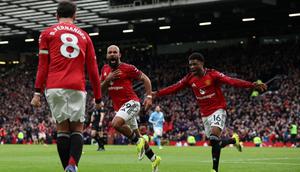 Pemain Manchester United (MU), Bryan Mbeumo (tengah), merayakan gol yang dicetaknya ke gawang Man City dalam laga pekan ke-22 Premier League 2025/2026 di Old Trafford, Sabtu (17/1/2026) malam WIB. MU menang 2-0 dalam pertandingan tersebut. (Darren Staples / AFP)