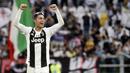 Striker Juventus, Cristiano Ronaldo, melakukan selebrasi usai meraih gelar juara Serie A 2019 di Stadion Juventus, Sabtu (20/4). Juventus menang 2-1 atas Fiorentina. (AP/Luca Bruno)