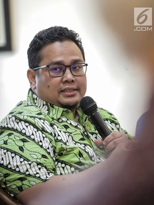 Anggota Badan Pengawas Pemilu (Bawaslu) Rahmat Bagja (tengah) saat menjadi narasumber diskusi di Media Center KPU RI, Jakarta, Rabu (6/3). Diskusi bertemakan 'tantangan mewujudkan pemilu damai'. (Liputan6.com/Faizal Fanani)