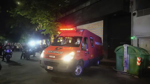 Ambulans membawa jenazah Liam Payne dari hotel CasaSur Palermo di Buenos Aires, Argentina. (AP Photo/Natacha Pisarenko)