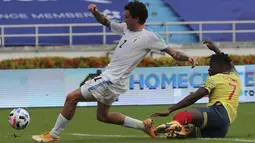 Penyerang Kolombia, Duvan Zapata berebut bola dengan bek Uruguay, Jose Gimenez dalam laga Kualifikasi Piala Dunia 2022 zona Amerika Selatan di stadion Metropolitano, Barranquilla, Jumat (13/11/2020). Uruguay mengalahkan  Kolombia 3-0. (AP Photo/Fernando Vergara)