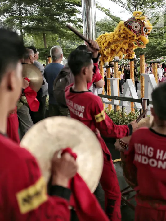 Atraksi barongsai tampil menghibur pengunjung di Mal Ciputra, Jakarta, Jumat (25/1). Menyambut Tahun Baru Imlek 2570 berbagai kesenian tradisional disajikan seperti Wayang Potehi, festival kuliner dan atraksi karakter 7 babi. (Liputan6.com/Faizal Fanani)