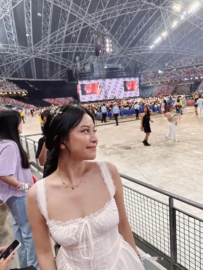 Potret Hanggini di konser Taylor Swift (Sumber: Instagram/@kuyentertainment)