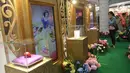 Pengunjung melihat-lihat pameran dalam acara "Dream Big, Princess" di Lippo Mall Puri, Jakarta, Kamis (5/7). (Liputan6.com/Arya Manggala)