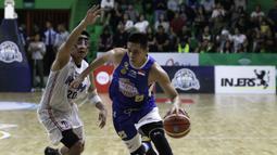 Pemain Satria Muda, Avan Saputra, berusaha melewati pemain NSH Jakarta pada laga semi final IBL 2019 di GMSB Kuningan, Jakarta, Jumat(8/3). (Bola.com/Yoppy Renato)