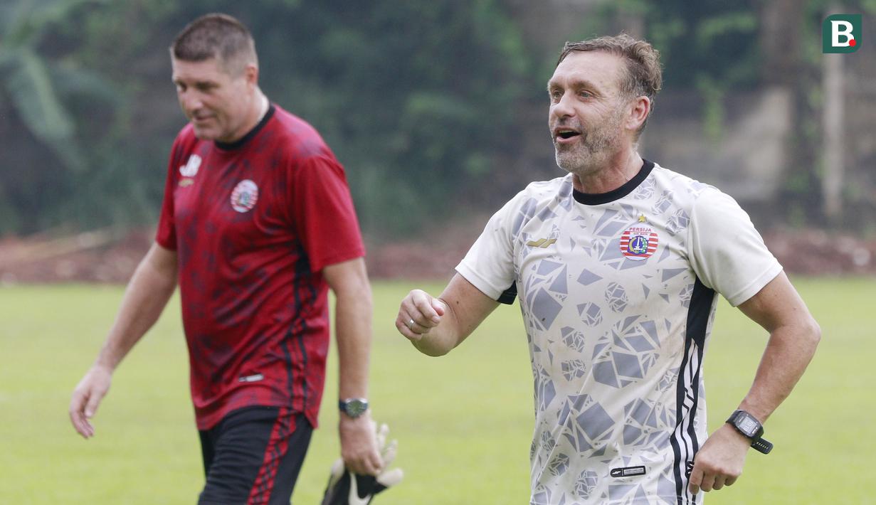 Juru taktik asal Jerman itu mengungkapkan akan fokus latihan di dua aspek penting dalam sepak bola yakni bertahan dan menyerang. Selain itu, ia akan menyesuaikan program latihan jika ada kepastian Liga 1. (Bola.com/M Iqbal Ichsan)