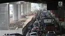 Kemacetan arus lalu lintas di Jalan DI Panjaitan, Jakarta, Selasa (11/12). Kemacetan yang terjadi dari arah Cawang-Tanjung Priok terjadi akibat uji coba pintu keluar tol Becakayu. (Merdeka.com/ Iqbal S. Nugroho)