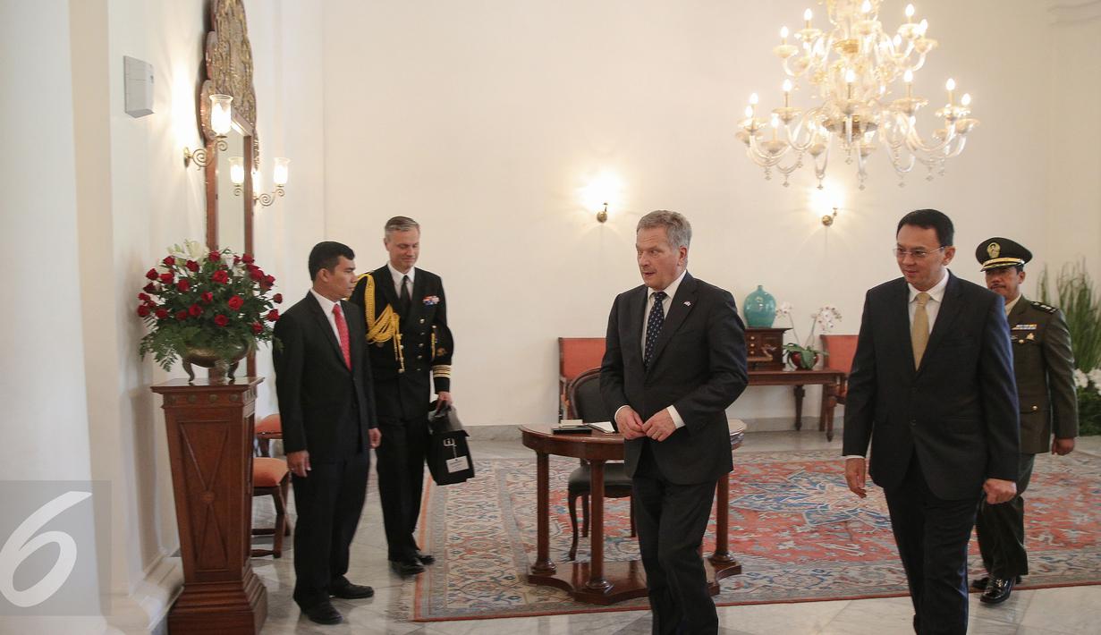 Gubernur DKI Basuki Tjahaja Purnama menerima kunjungan Presiden Finlandia Sauli Vainamo Niinisto (tengah) di Balai Kota DKI Jakarta, Rabu (4/11). Keduanya melakukan diskusi tertutup dalam rangka membahas peluang kerjasama. (Liputan6.com/Faizal Fanani)