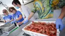 Nelayan menyiapkan udang spot segar bagi pelanggan di Steveston Fisherman's Wharf di Richmond, British Columbia, Kanada (5/6/2020). Musim udang spot tahun ini tertunda akibat kurangnya pasar selama pandemi COVID-19. (Xinhua/Liang Sen)