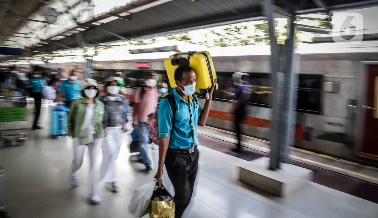 <p>Seorang porter membawa barang penumpang kereta api Dharmawangsa dari Surabaya tiba di Stasiun Pasar Senen, Jakarta, Kamis (5/5/2022). Sebanyak 38.400 penumpang yang berangkat dari seluruh stasiun KA Jarak Jauh tiba di area Daop 1 Jakarta pada H+3 lebaran. (Liputan6.com/Faizal Fanani)</p>