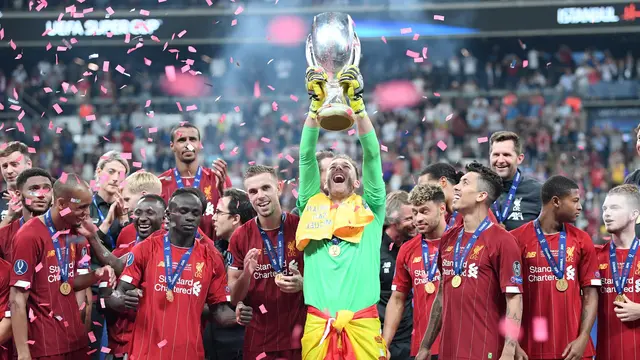 Liverpool ketika mengangkat trofi UEFA Super Cup 2019 usai kalahkan Chelsea lewat adu penalti 5-4