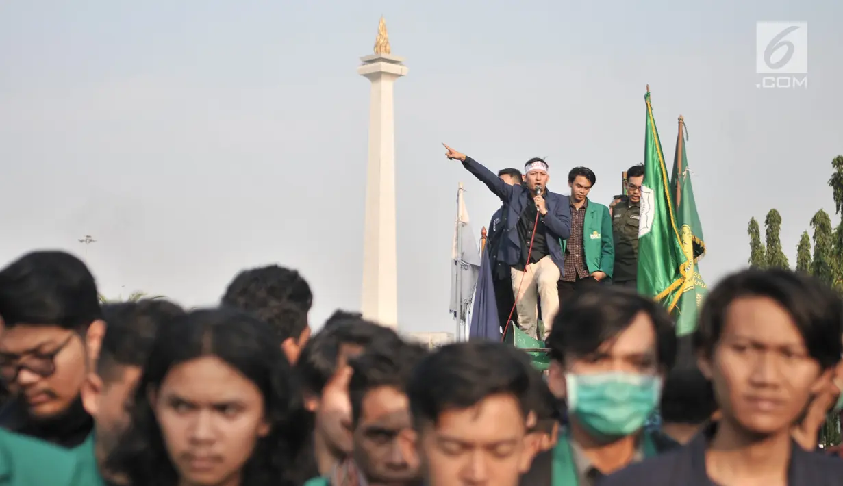 Mahasiswa gabungan se-Jabodetabek saat menggelar aksi unjuk rasa di depan Istana Merdeka, Jakarta, Selasa (16/7/2019). Dalam aksinya mereka mengecam pemerintah Jokowi atas hutang negara yang melonjak, politik dagang sapi, diskon pajak 300 persen, dan krisis penegakan HAM. (merdeka.com/Iqbal S. Nugro
