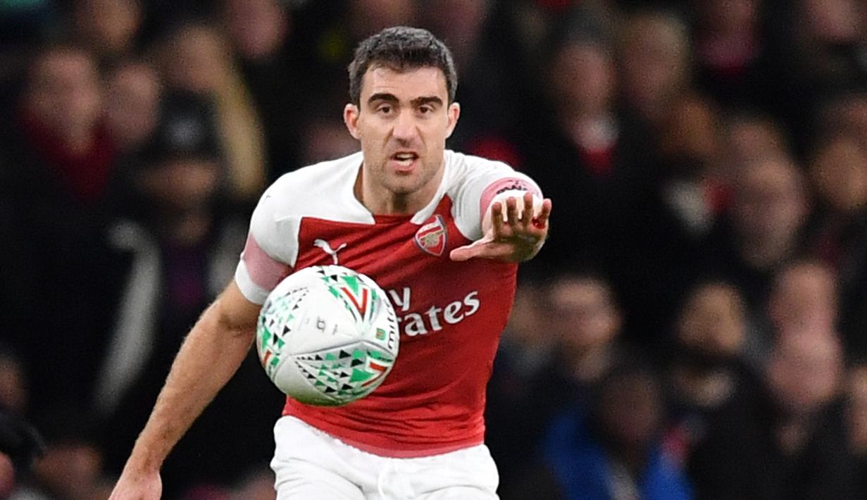 1. Papastathopoulos - Bek Arsenal ini memiliki nama lengkap Sokratis Papastathopoulos cukup sulit dan panjang bila dituliskan di jersey. Alhasil, nama Sokratis dipilih sebagai nama untuk bagian punggung jersey Papastathopoulos. (AFP/Ben Stansall)