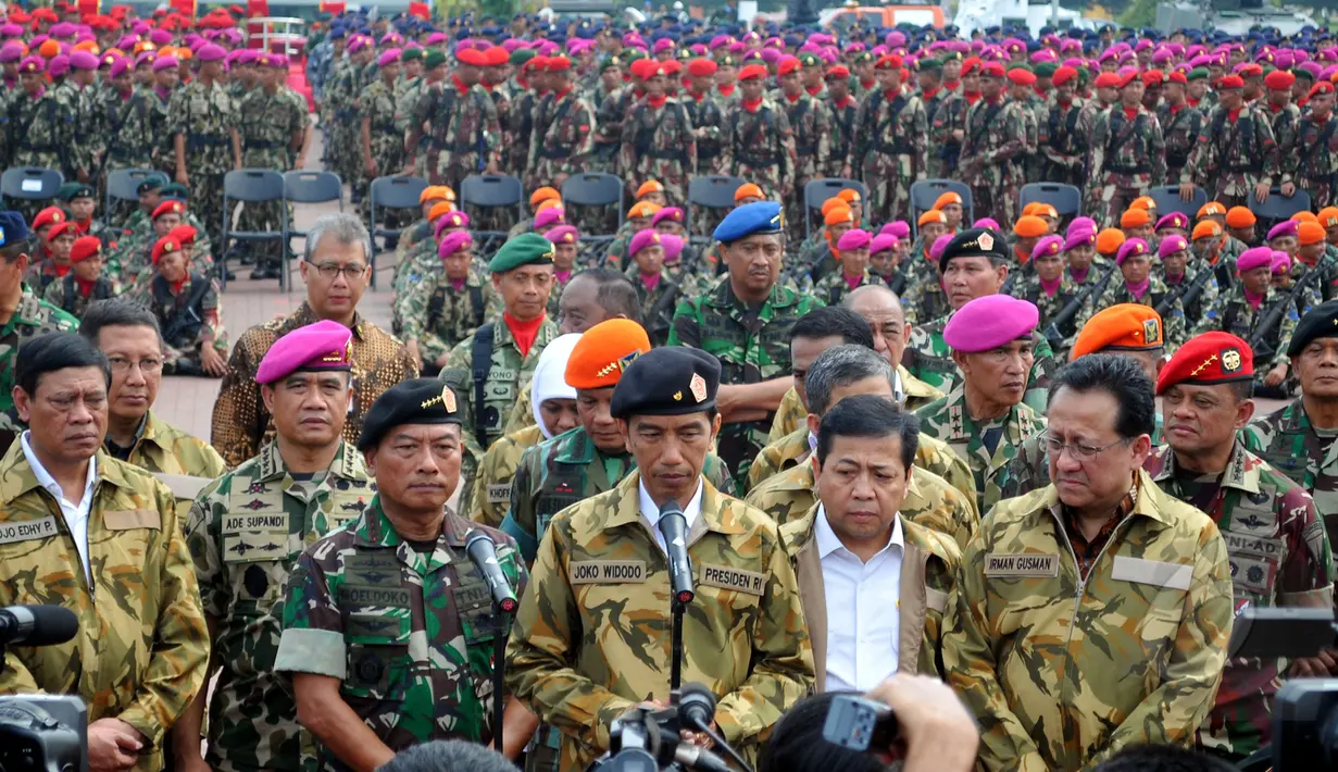 Presiden Joko Widodo memberikan keterangan pers usai mengikuti apel kebesaran dan pengangkatan dirinya sebagai warga kehormatan Pasukan khusus TNI di Markas Besar TNI Cilangkap, Jakarta Timur, Kamis (16/4/2015). (Liputan6.com/Yoppy Renato)