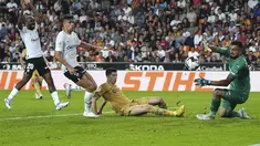 Penyerang Barcelona Robert Lewandowski mencetak gol pembuka ke gawang Valencia pada perpanjangan waktu saat jornada ke-12 La Liga 2022/23 di Mestalla, Minggu (30/10/2022) dini hari WIB. Menghadapi tuan rumah Valencia, Barcelona berhasil menang dengan skor tipis 1-0. (AP Photo/Alberto Saiz)