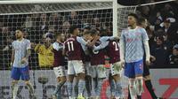 Para pemain Aston Villa merayakan gol kedua ke gawang Manchester United pada laga Liga Inggris di Villa Park, Birmingham, Inggris, Minggu (16/1/2022) dini hari WIB. (AP Photo/Rui Vieira)