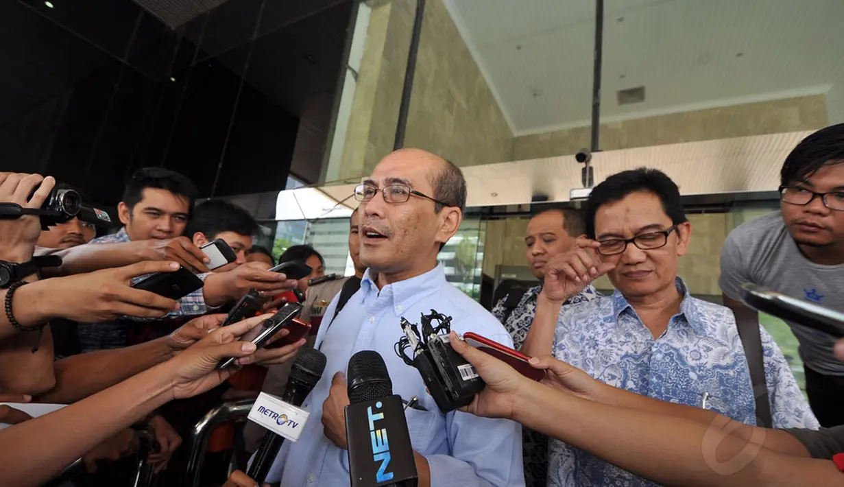 Ketua Tim Reformasi Tata Kelola Migas, Faisal Basri menjawab pertanyaan wartawan usai melakukan pertemuan dengan Pimpinan KPK di Gedung KPK, Jakarta, Rabu (24/12/2014). (Liputan6.com/Miftahul Hayat)