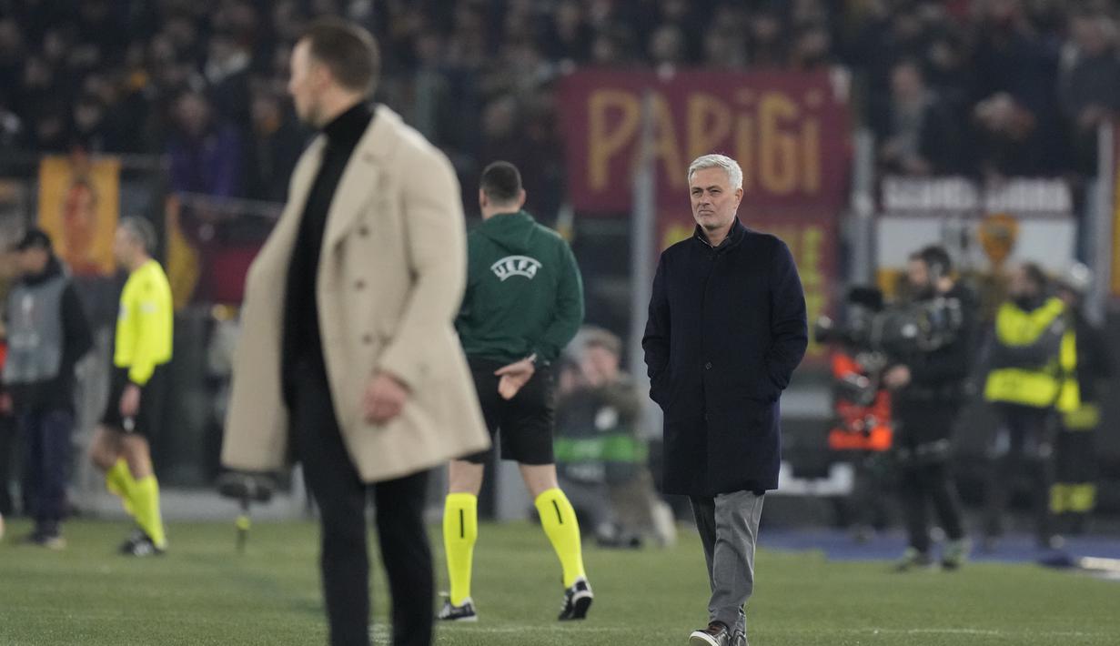 Pelatih AS Roma, Jose Mourinho menyaksikan pemainnya  bertanding melawan RB Salzburg pada laga leg kedua playoff Liga Europa 2022/2023 di Stadion Olimpico, Jumat (24/2/2023). Kemenangan ini mengantar Roma lolos ke babak 16 besar. Pasukan Jose Mourinho unggul 2-1 secara agregat atas RB Salzburg. (AP Photo/Alessandra Tarantino)