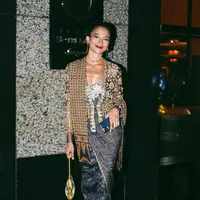 Potret Putri Marino berkebaya juga tak pernah gagal memesona. Kebaya bersiluet modern pilihan Putri Marino di foto ini dipenuhi dengan sentuhan warna emas, dipadukannya dengan batik biru keemasan yang serasi, dan kain batik cokelat sebagai selendang. [Foto: Instagram/putrimarino]