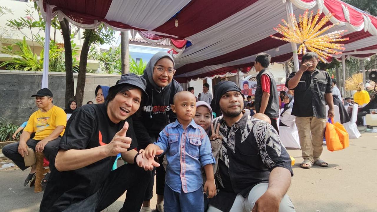 Once Mekel berpartisipasi dalam khitanan massal yang diselenggarakan untuk warga.