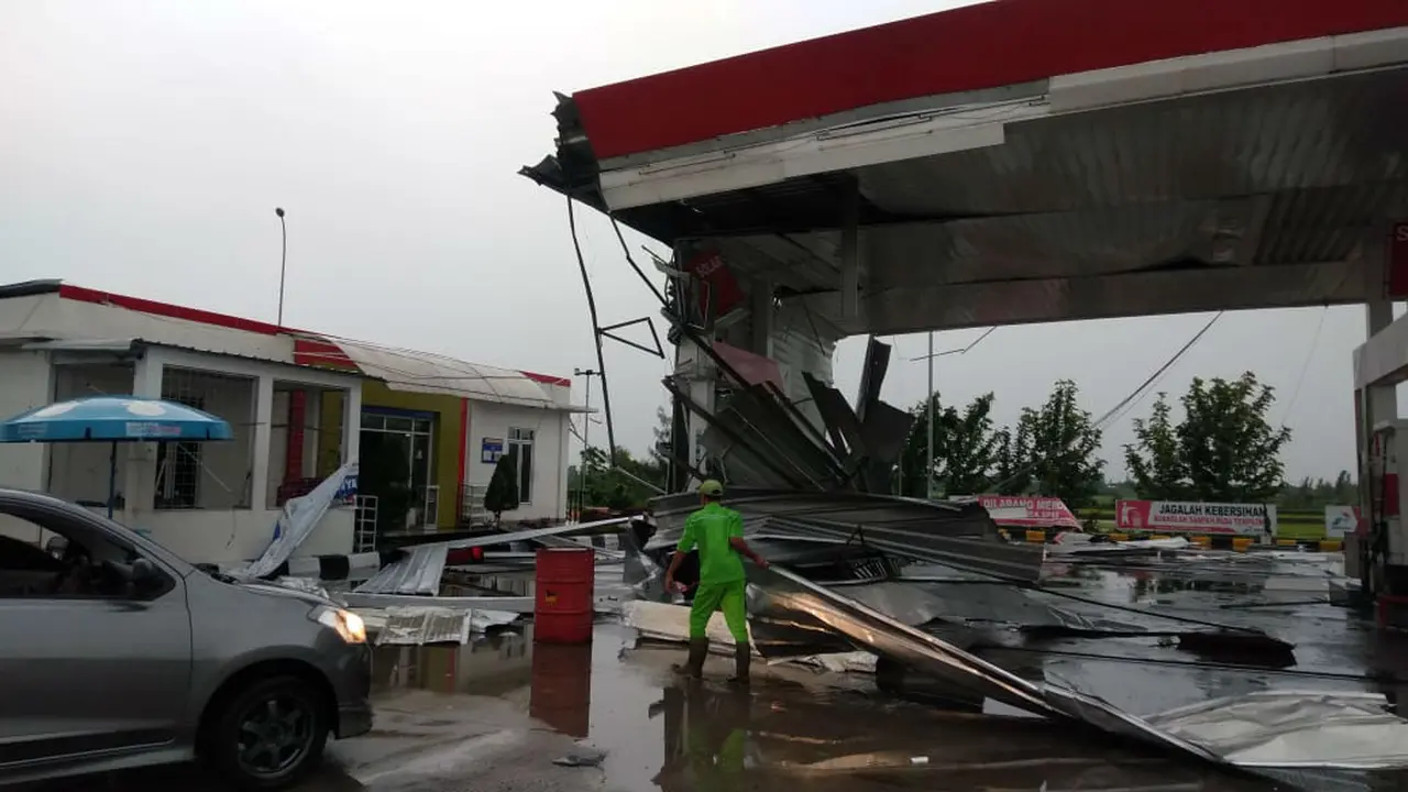 Saat Cuaca Ekstrim Merusak SPBU di Tol Cipali