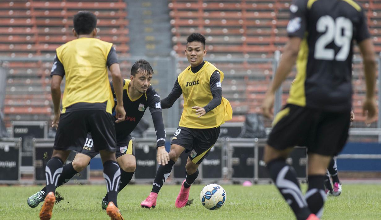 Gelandang Mitra Kukar asal Brasil, Rodrigo Dos Santos, berlatih keras jelang laga final Piala Jenderal Sudirman melawan Semen Padang di Stadion Gelora Bung Karno, Jakarta, Sabtu (23/1/2016). (Bola.com/Vitalis Yogi Trisna)