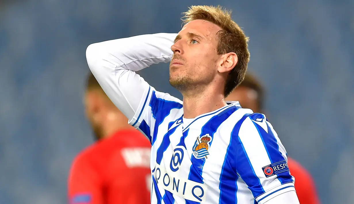 Nacho Monreal. Bek asal Spanyol ini didatangkan Arsenal dari Malaga pada awal 2012/2013. Setelah 8 musim memperkuat The Gunners dan tampil dalam 251 laga dengan torehan 10 gol dan 20 assist, awal 2019/2020 hingga kini ia kembali ke Liga Spanyol bersama Real Sociedad. (AFP/Ander Gillenea)