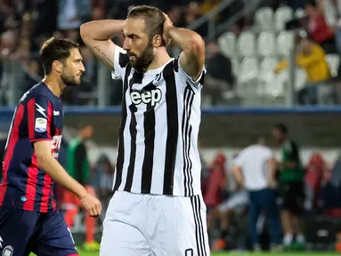 Striker Juventus, Gonzalo Higuain, tampak kecewa usai gagal membobol gawang Crotone pada laga Serie A di Stadion Ezio Scida, Kamis (19/4/2018). Juventus ditahan imbang 1-1 oleh Crotone. (AFP/Giovanni Isolino)