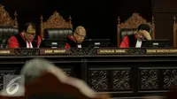 Ketua MK, Arief Hidayat memimpin sidang putusan di Gedung Mahkamah Konstitusi, Jakarta, Rabu (11/11).  Sidang Pengujian UU No. 51 Tahun 2009 tentang perubahan kedua atas UU NO. 5 Tahun 1986 tentang Peradilan Tata Usaha Negara. (Liputan6.com/Faizal Fanani)