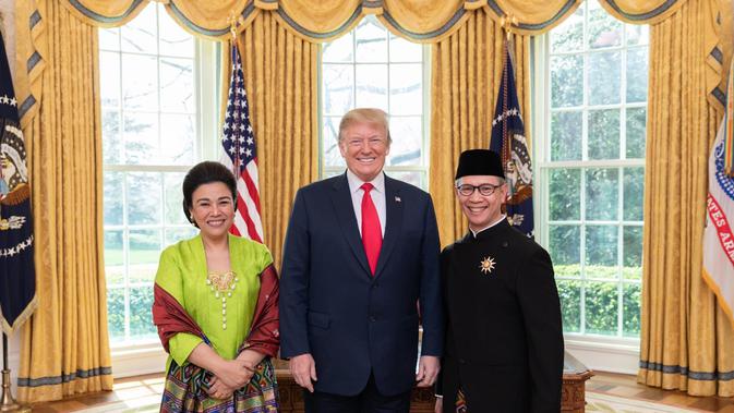 Dubes RI untuk Amerika Serikat, Mahendra Siregar dan istri bersama Presiden AS Donald Trump (kredit: KBRI Washington)