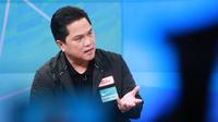 Ketua umum PSSI, Erick Thohir, memberikan keterangan saat wawancara ekslusif pada program acara Liputan 6 Talks di SCTV Tower, Jakarta, Minggu (09/04/2023). Sanksi dari otoritas sepak bola tertinggi di dunia itu berupa pembekuan dana dari FIFA Forward. (Bola.com/M Iqbal Ichsan)