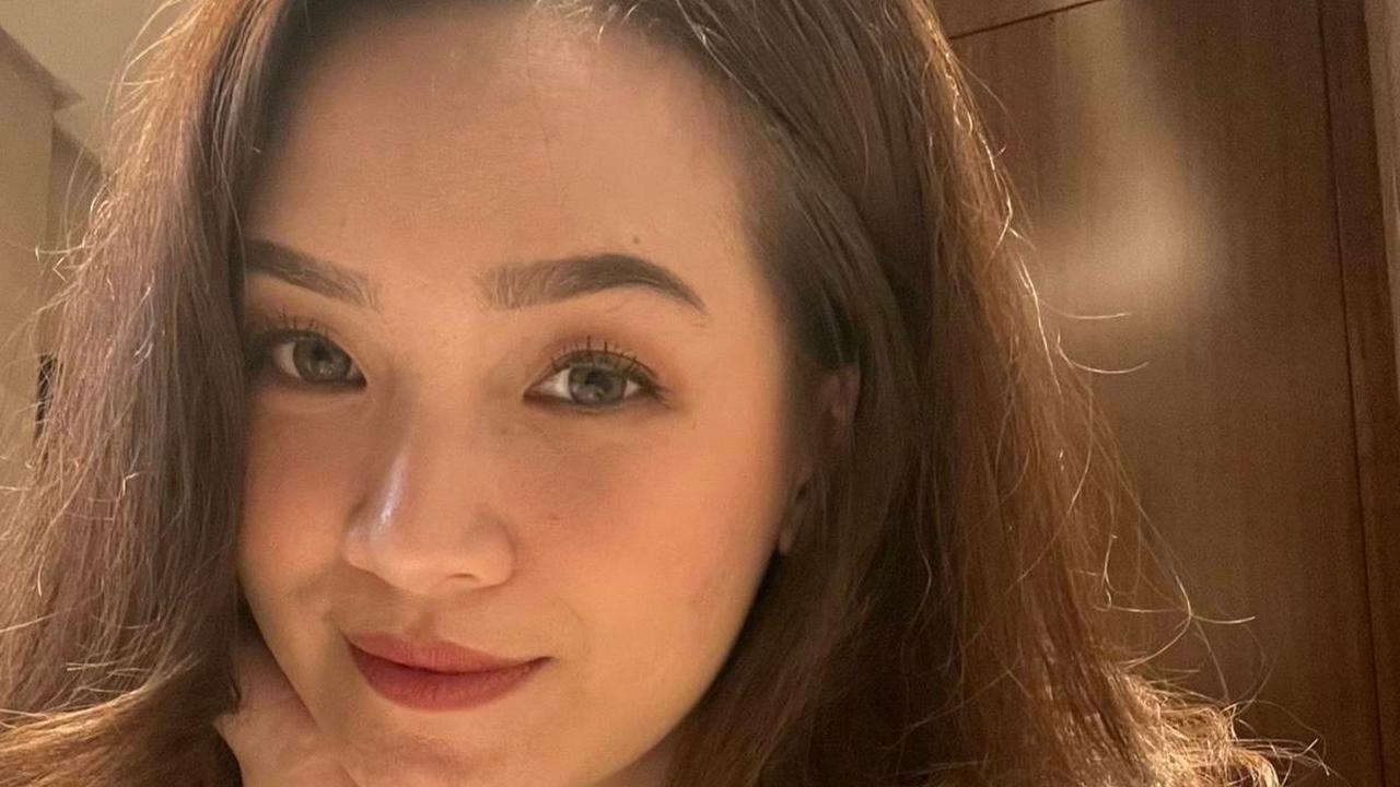 Maury Adelia menceritakan pengalaman pahitnya dalam berumah tangga di akun media sosial miliknya. Maury merasa hancur saat kehilangan sang ayah dan rumah tangganya dalam waktu berdekatan.