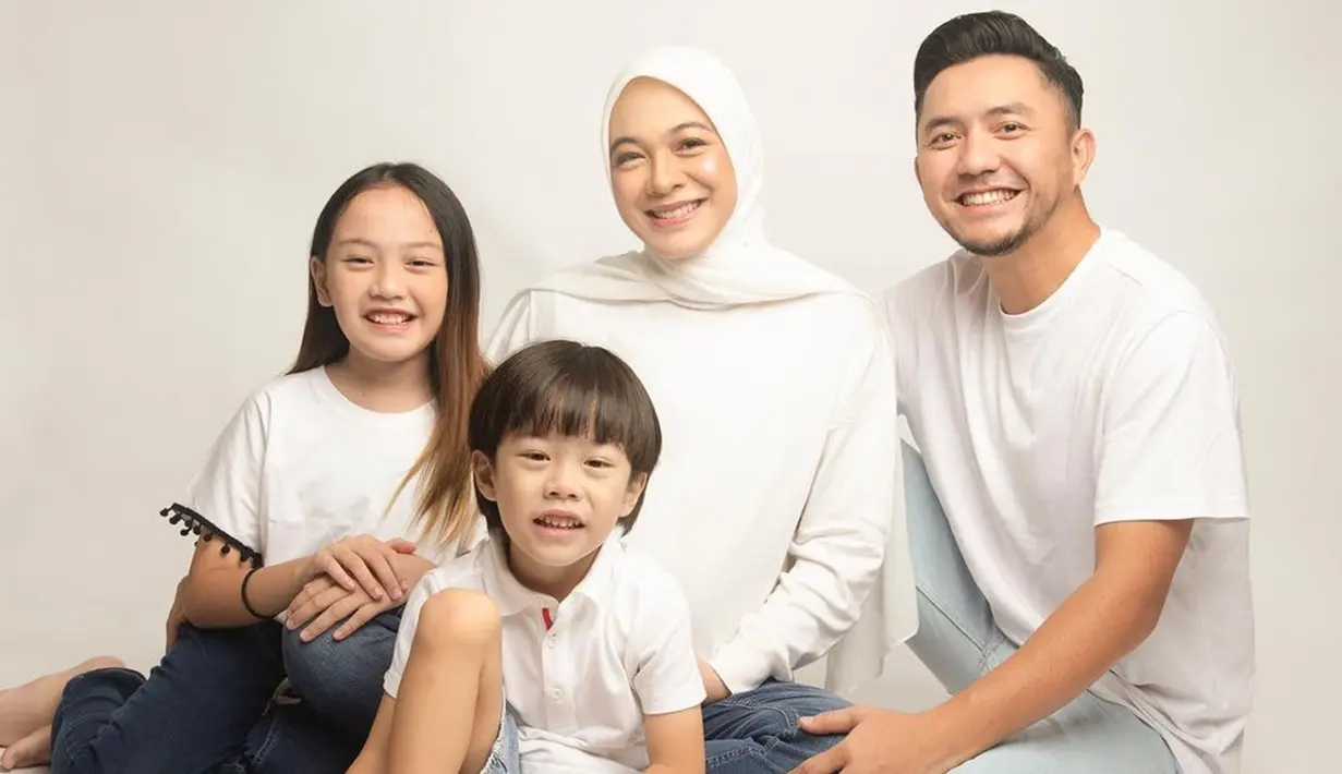 Tak hanya sekadar konsep biasa, namun konsep maternity shoot ini sudah diusungnya sejak kehamilan anak pertama. Mulai dari jalani maternity shoot berdua bareng suami hingga kini jalani pemotretan maternity bareng dua buah hatinya, kehangatan keluarga kecil iini tidak pernah berubah. (Liputan6.com/IG/@dianayulestari)