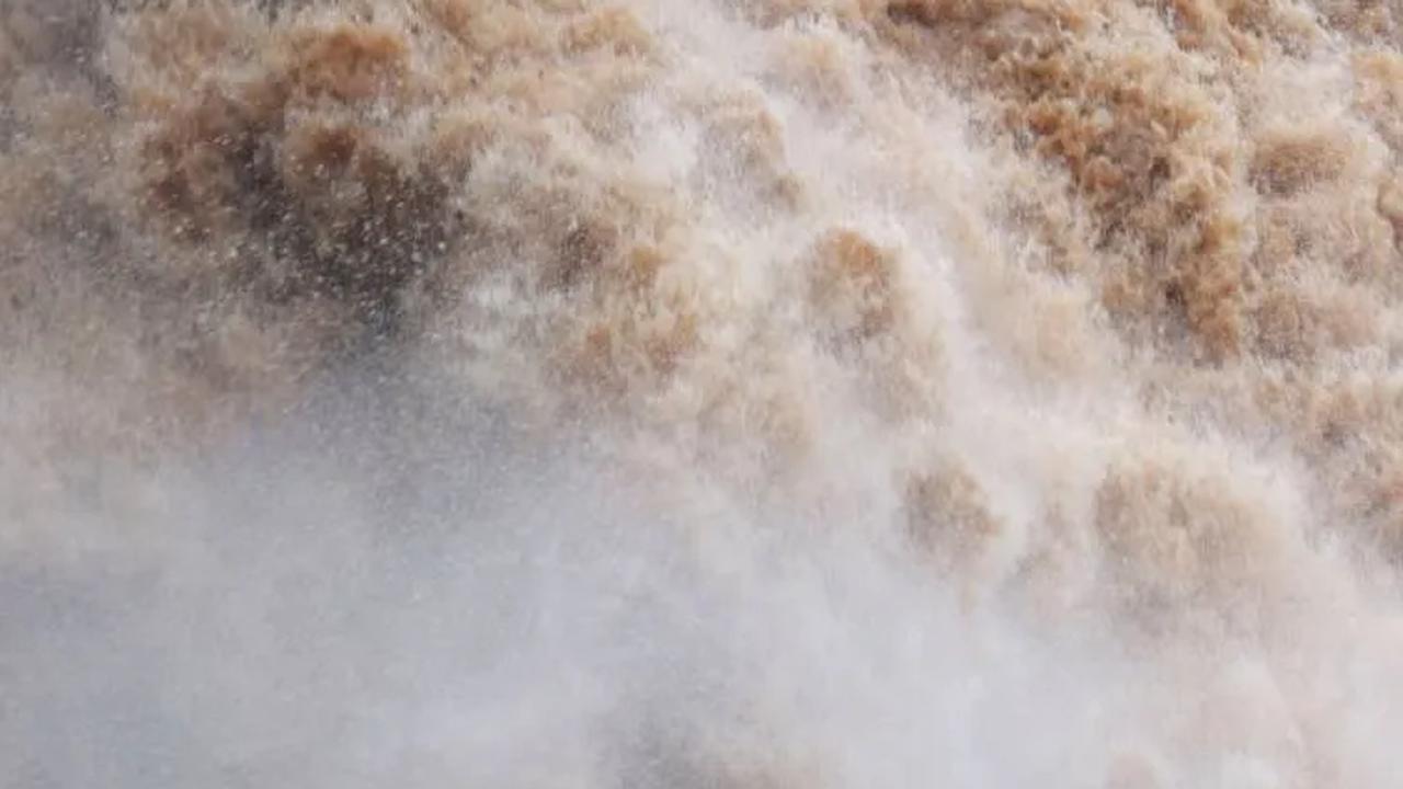 Ketinggian volume air di air terjun tersebut terpantau sudah 16 kali lebih tinggi dari ketinggian biasanya.<br>