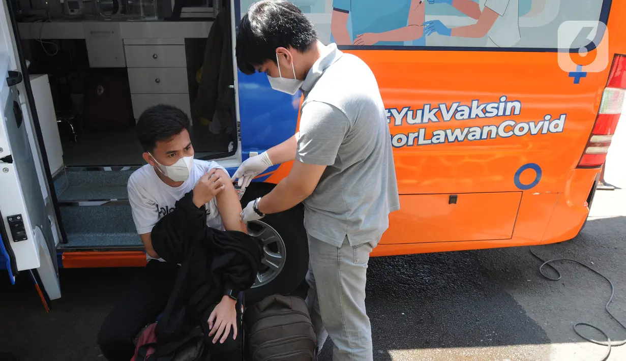 <p>Calon penumpang menerima suntikan vaksin Covid-19 dosis ketiga (booster) di mobil vaksinasi keliling, Terminal Penumpang Tipe A Baranangsiang, Kota Bogor, Sabtu (23/4/2022). Pemkot Bogor menyediakan sentra vaksinasi Covid-19 dosis booster untuk pemudik Lebaran 2022 di terminal tersebut sebagai salah satu upaya pemenuhan syarat perjalanan sekaligus untuk menekan laju penularan Covid-19 di tengah tingginya mobilitas masyarakat. (merdeka.com/Arie Basuki)</p>