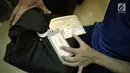 Petugas mengecek alamat pada paket yang berisi surat suara Pemilu 2019 susulan di Gedung KPU RI, Jakarta, Minggu (28/4/2019). Surat suara susulan tersebut akan dikirimkan ke Kuala Lumpur, Malaysia untuk pelaksanaan pemilihan Presiden dan Wakil Presiden. (Liputan6.com/Faizal Fanani)