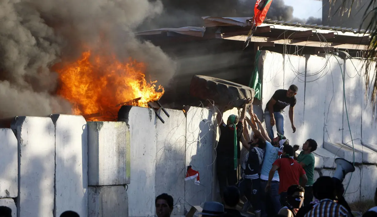 Sebuah pos militer Israel dibakar demonstran usai pemakaman tiga warga Palestina yang tewas pasca bentrokan dengan militer Israel di Beit Ommar, utara kota Hebron, (25/7/2014). (REUTERS/Mussa Qawasma)