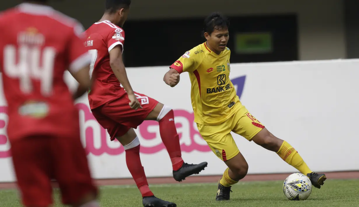 Gelandang Bhayangkara FC, Adam Alis, berusaha melewati pemain Perseru Badak Lampung FC pada laga Liga 1 2019 di Stadion Patriot, Bekasi, Jumat (16/8). Bhayangkara FC takluk 0-1 dari Perseru Badak Lampung FC. (Bola.com/M Iqbal Ichsan)