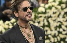 Gaya Nyentrik Shah Rukh Khan Tampil Perdana di Meet Gala 2025, Ganteng dan Gagah Pakai Kalung Liontin Huruf K Jumbo