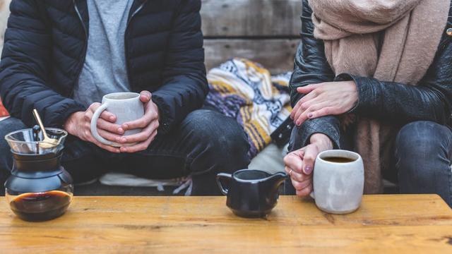 Pacaran sama Teman Sekantor Nggak Seenak yang Dibayangkan