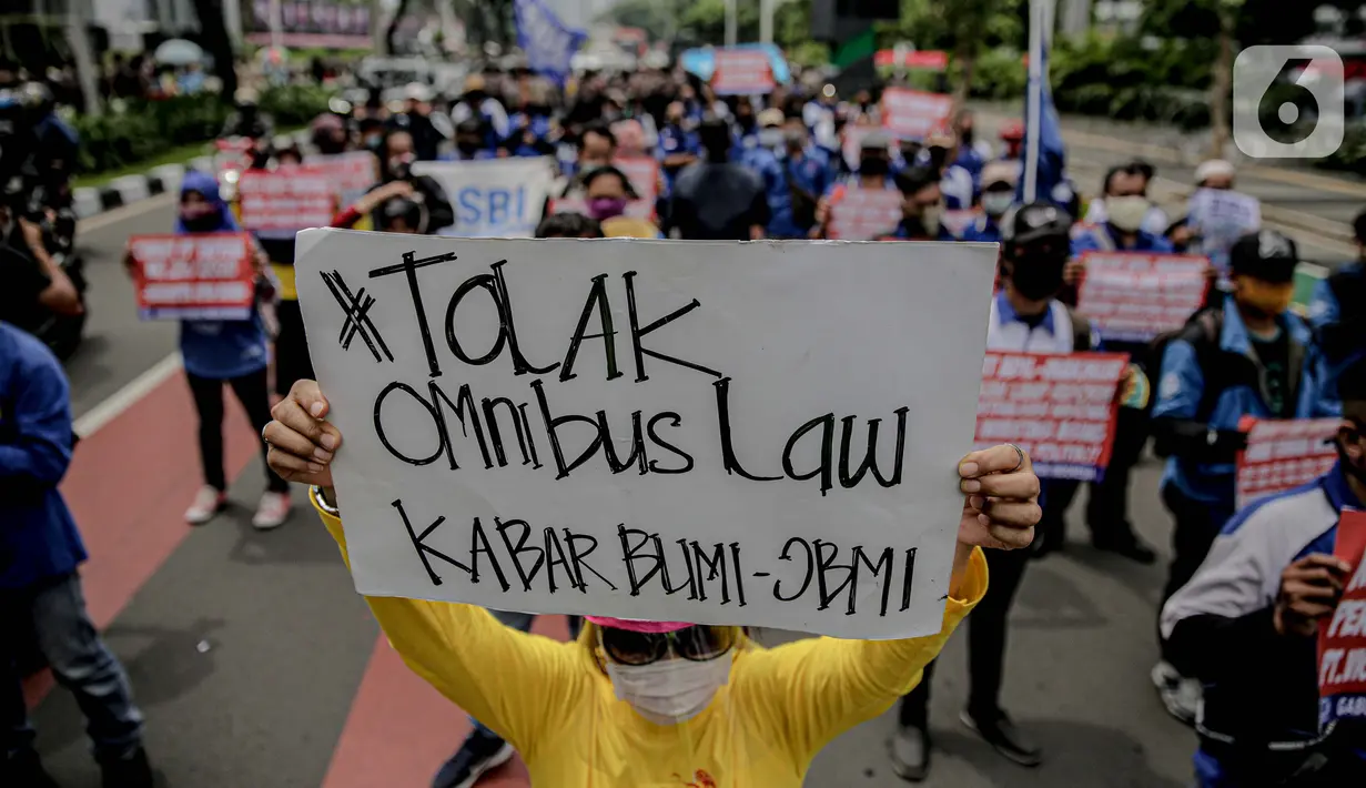 Massa yang tergabung dalam Front Perjuangan Rakyat (FPR) membawa poster saat berunjuk rasa di Jalan Gerbang Pemuda, Senayan, Jakarta, Jumat (14/8/2020). Dalam aksinya mereka menolak rencana pengesahan RUU Cipta Kerja atau omnibus law. (Liputan6.com/Faizal Fanani)