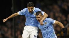 Pemain Mancehter City, Sergio Aguero merayakan gol bersama rekannya, Jesus Navas pada lanjutan Liga {remier Inggris di Stadion Vicarage Road, Inggris, Minggu (3/1/2016) dini hari WIB. (Reuters/Paul Childs)