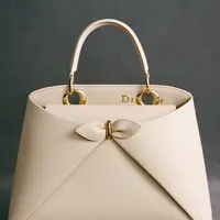 Koleksi ini mengajak kita untuk bermimpi lebih besar, melihat kehidupan sebagai sebuah panggung, di mana mode memiliki kekuatan untuk mengubah keseharian menjadi fantasi yang megah. Perasaan yang muncul tidak perlu dijelaskan secara harfiah; ia hadir untuk dirasakan dan ditafsirkan secara personal.